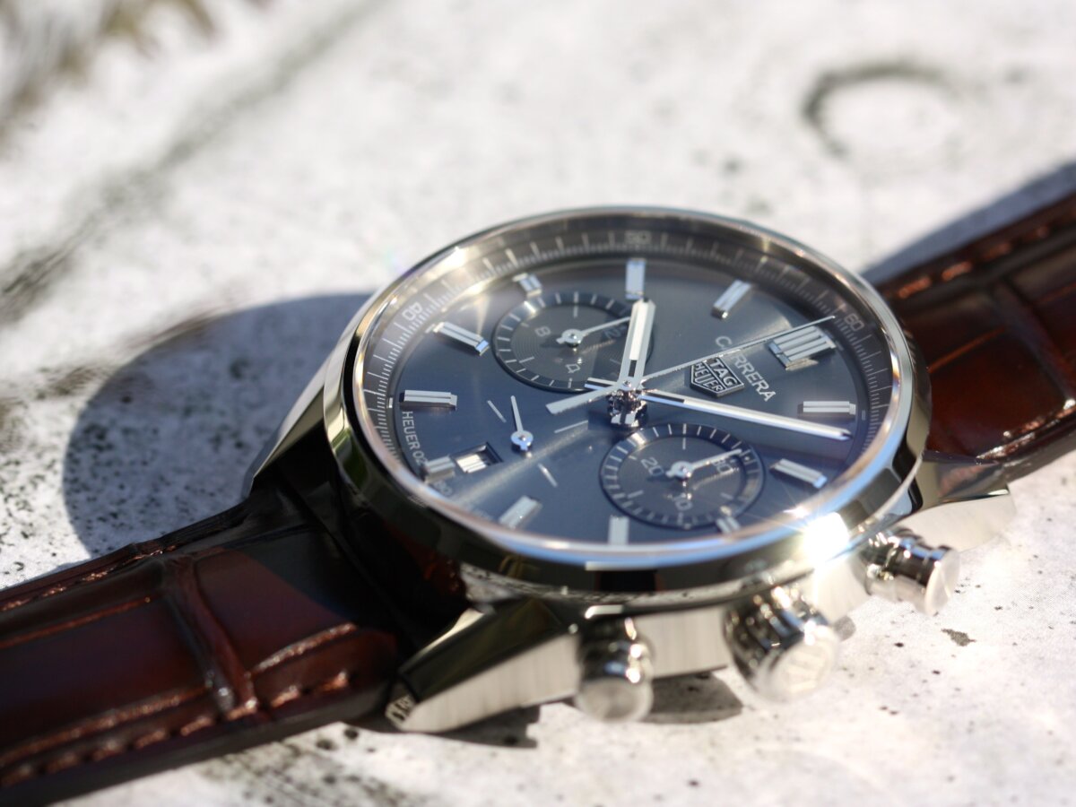 タグ・ホイヤー グレーのダイアルにブラウンのストラップでエレガント