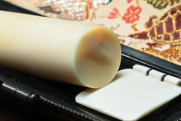 マッコウクジラの歯を印材に加工します | 株式会社鈴印