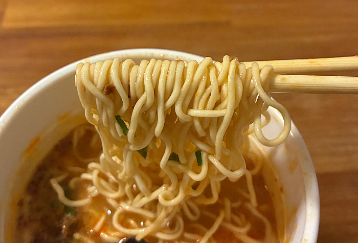 田中商店 辛オニ濃厚豚骨」“辛オニ”トッピングの味わいをカップ麺に