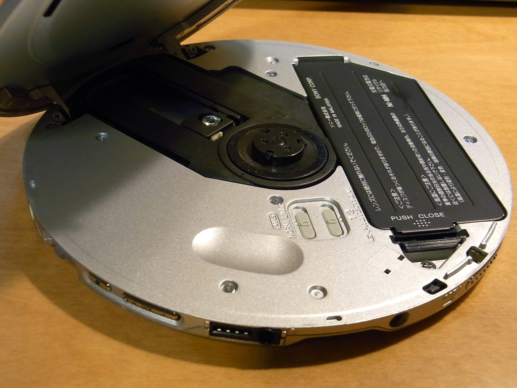 卓上オーディオ (Tabletop Audio): ポータブルCDプレイヤー(SONY D-EJ985)