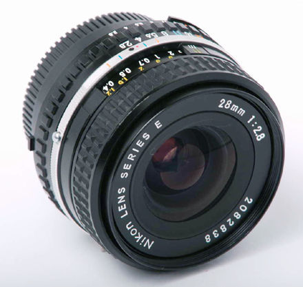 アリバイ日記: 【オールドレンズ?】Nikon AF NIKKOR 28mm F2.8という