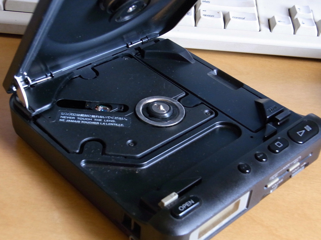 卓上オーディオ (Tabletop Audio): ポータブルCDプレイヤー(SONY D-20)