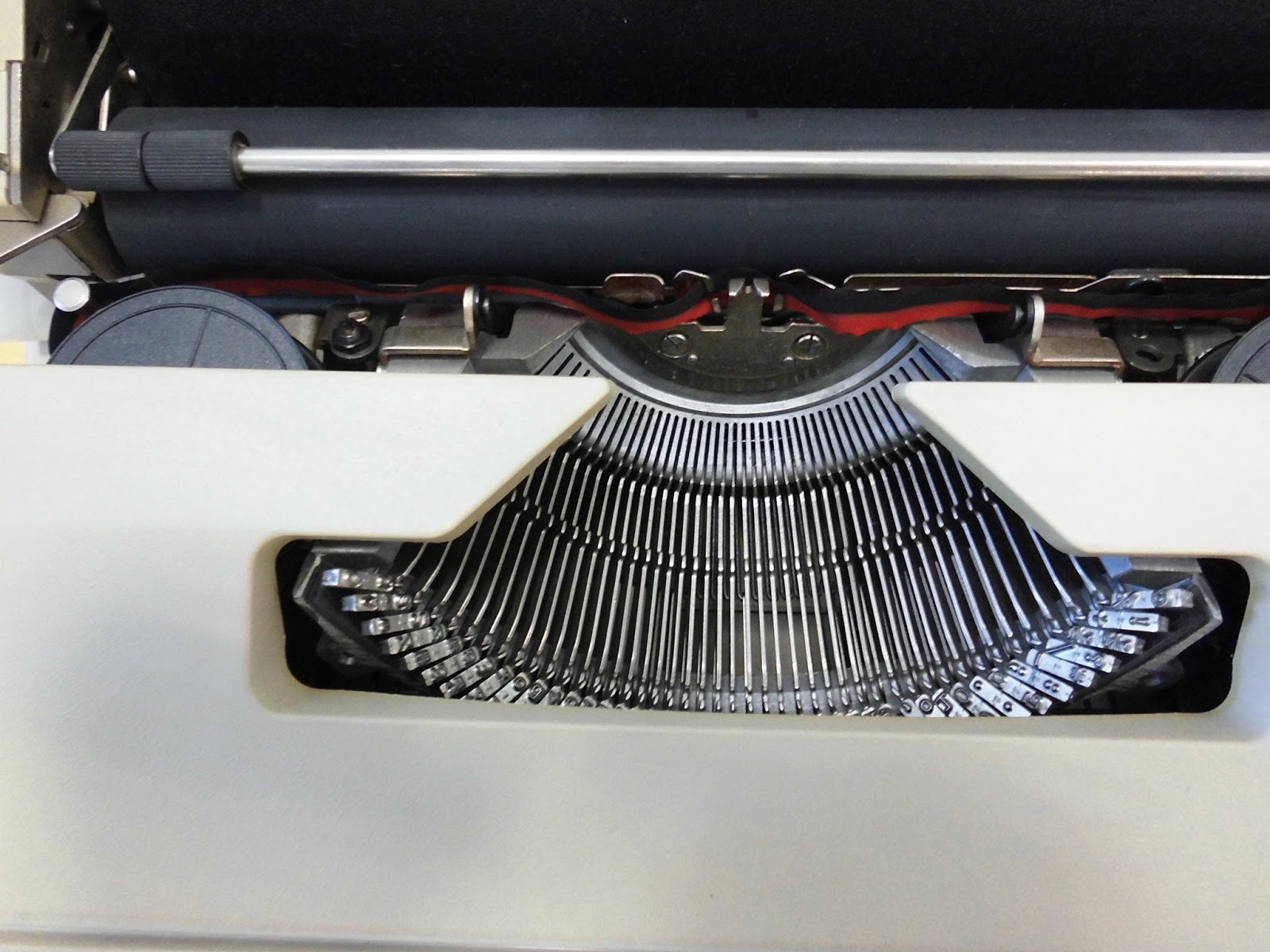 京田辺エコパークかんなびブログ: タイプライター Olivetti Lettera 25