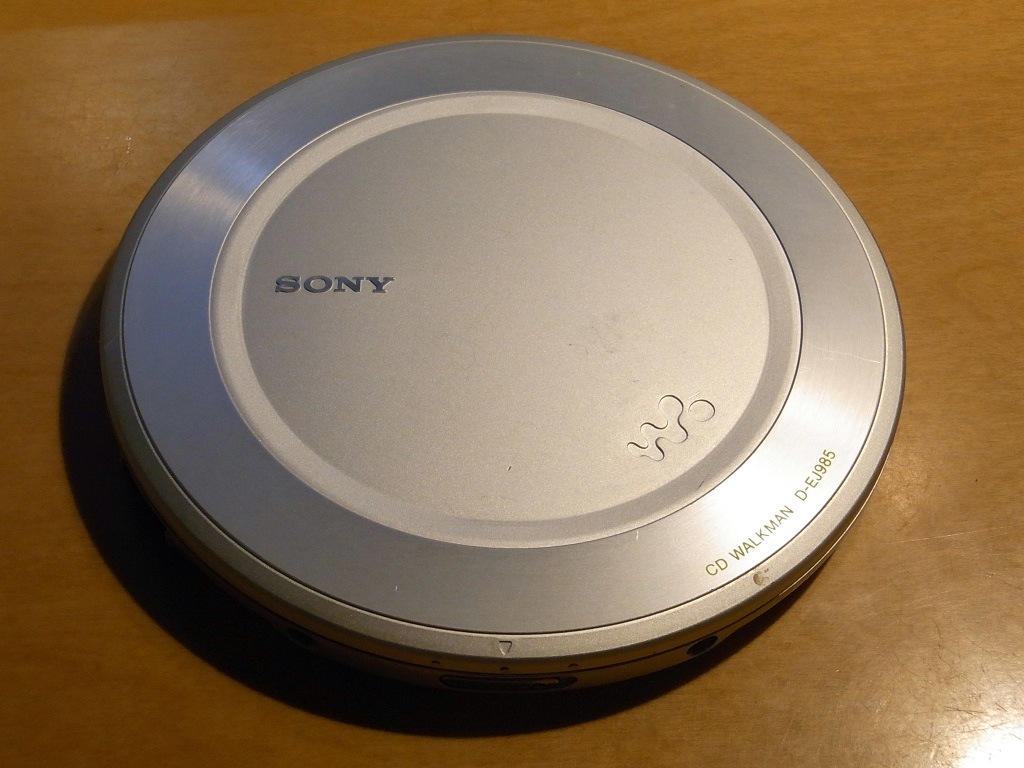 卓上オーディオ (Tabletop Audio): ポータブルCDプレイヤー(SONY D-EJ985)