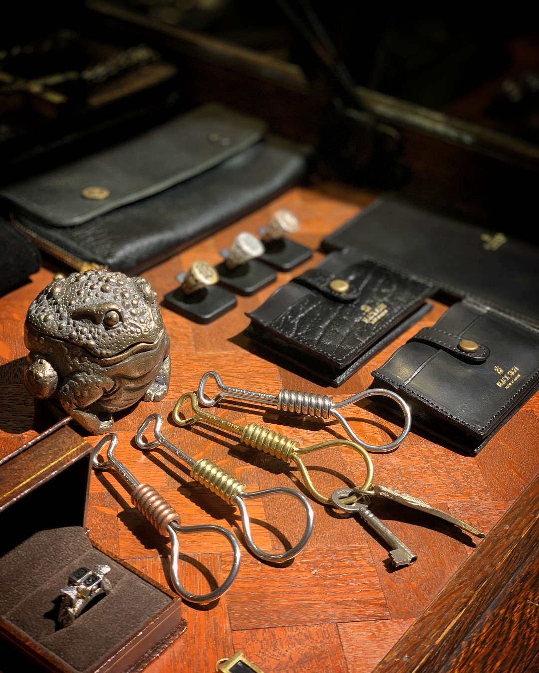 BLACK SIGN Main Lodge / 