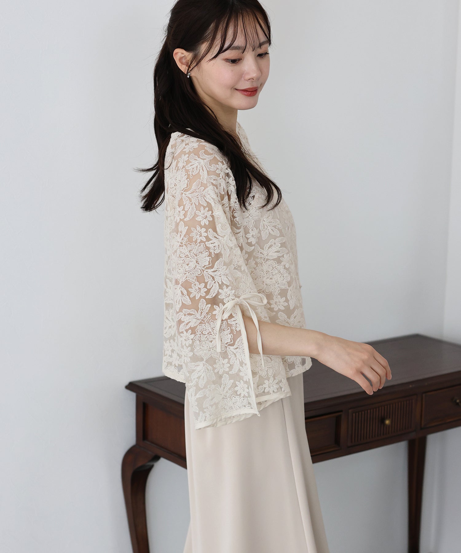 フレアースリーブ刺繍レースブラウス – BLUE ONLINE