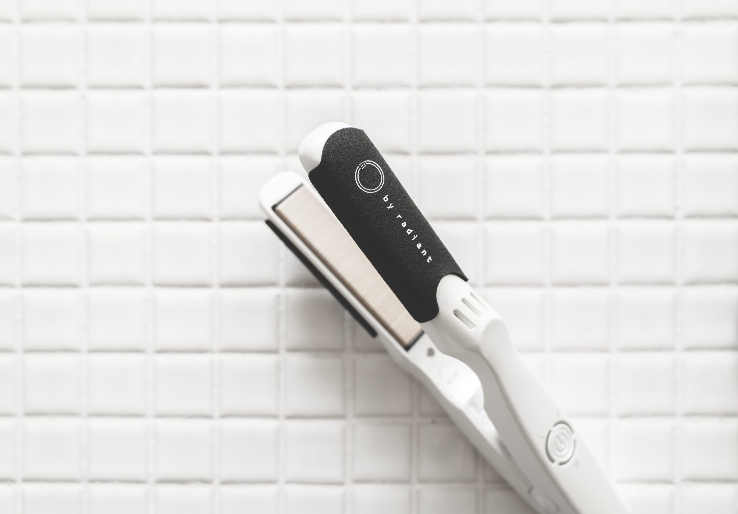 小さくたって本格的なヘアアイロン 高性能ミニストレートアイロン ⅲby