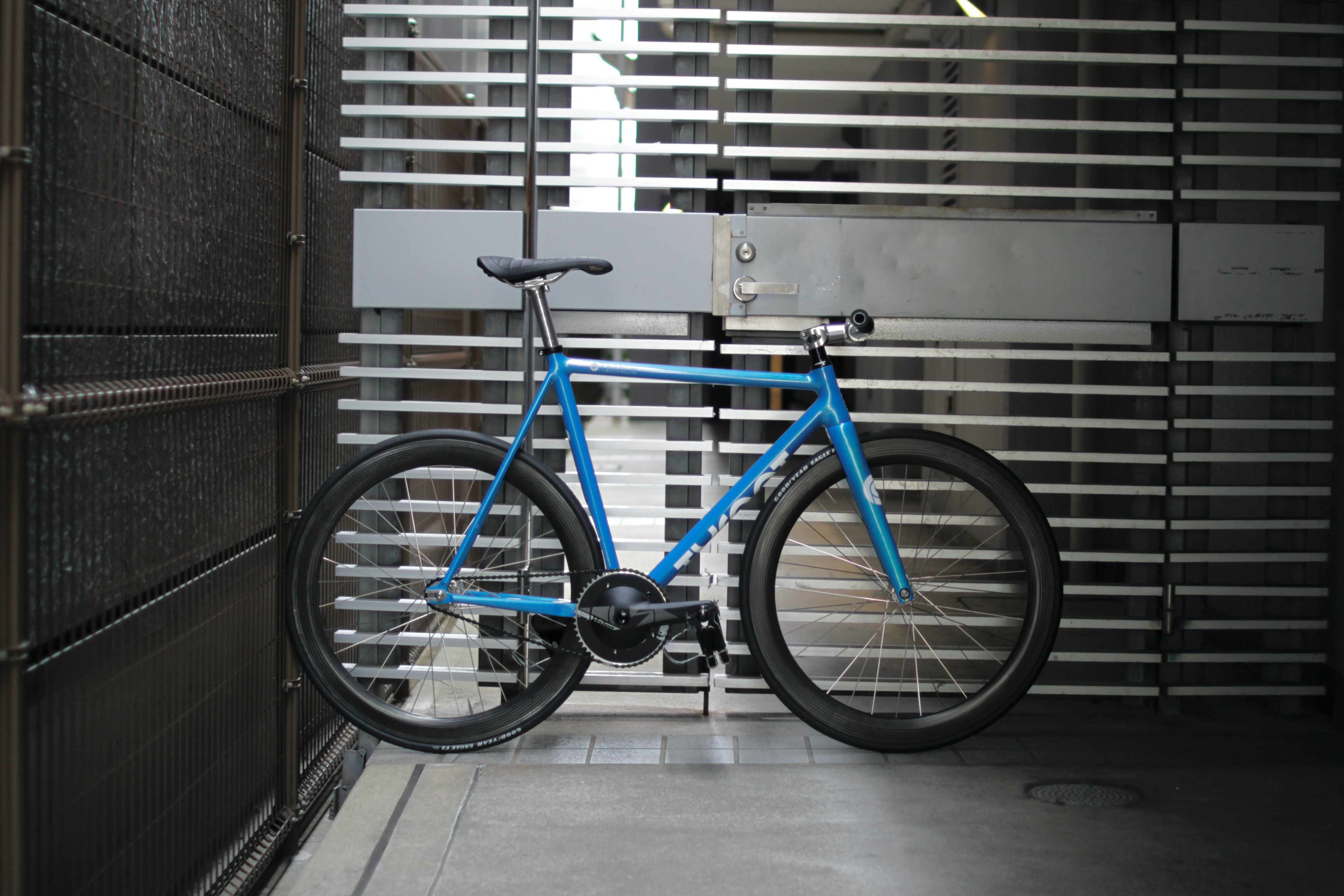 ブルーに取り入れるシルバーの雰囲気。 | ブローチャーズ - BROTURES