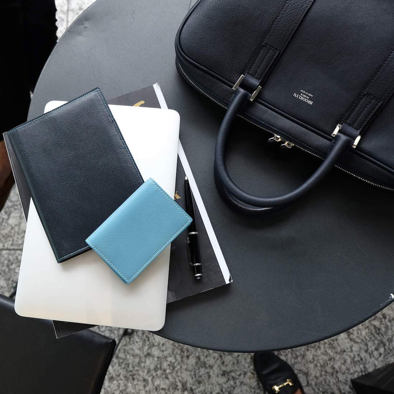 サステナシュリンクレザー] ブリーフケースcolor：ネイビー – BROOKLYN