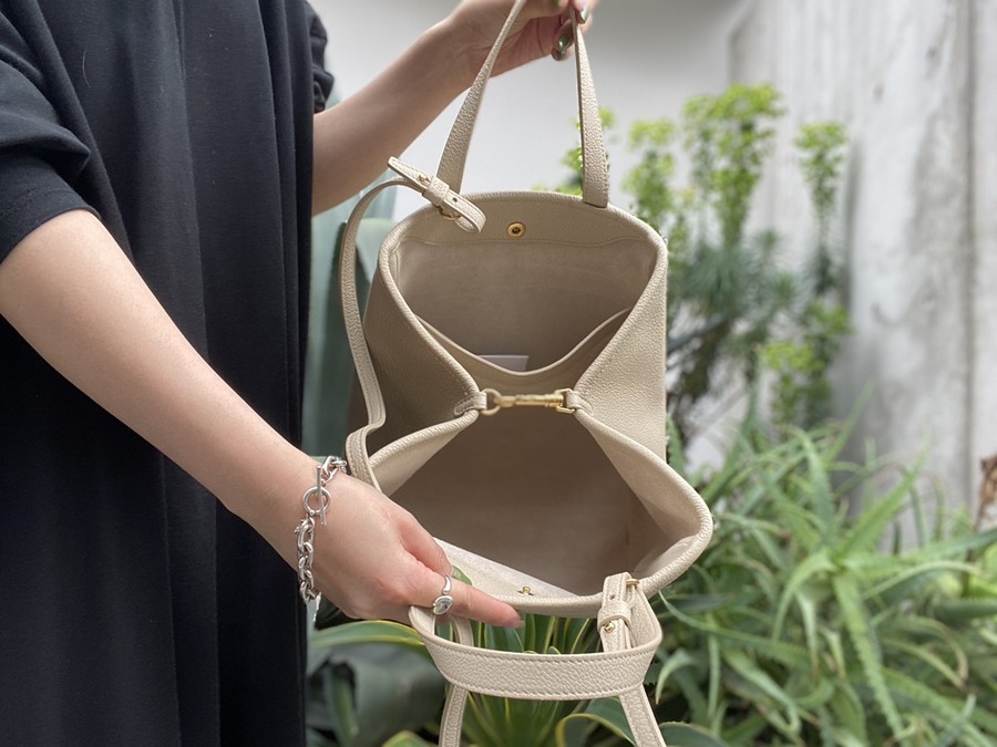 新入荷情報】CELINE/セリーヌからスモールフォールドカバ入荷