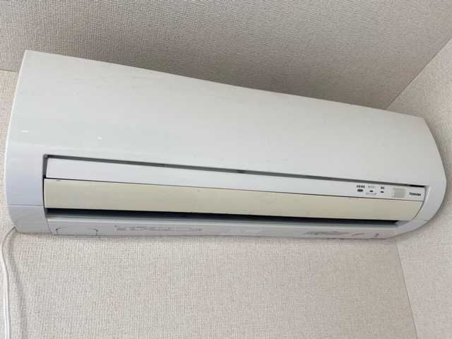 川崎市多摩区生田】東芝エアコンRAS-2213D（W）を分解クリーニング実施！！