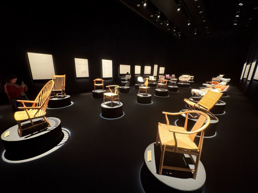 壮観！ウェグナーの椅子なんと160点、田根剛氏が恩師のために会場構成