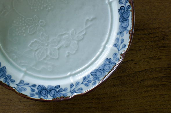 伊万里染付 陽刻ぶどう文皿 | うつわ | 白洲次郎・白洲正子「武相荘