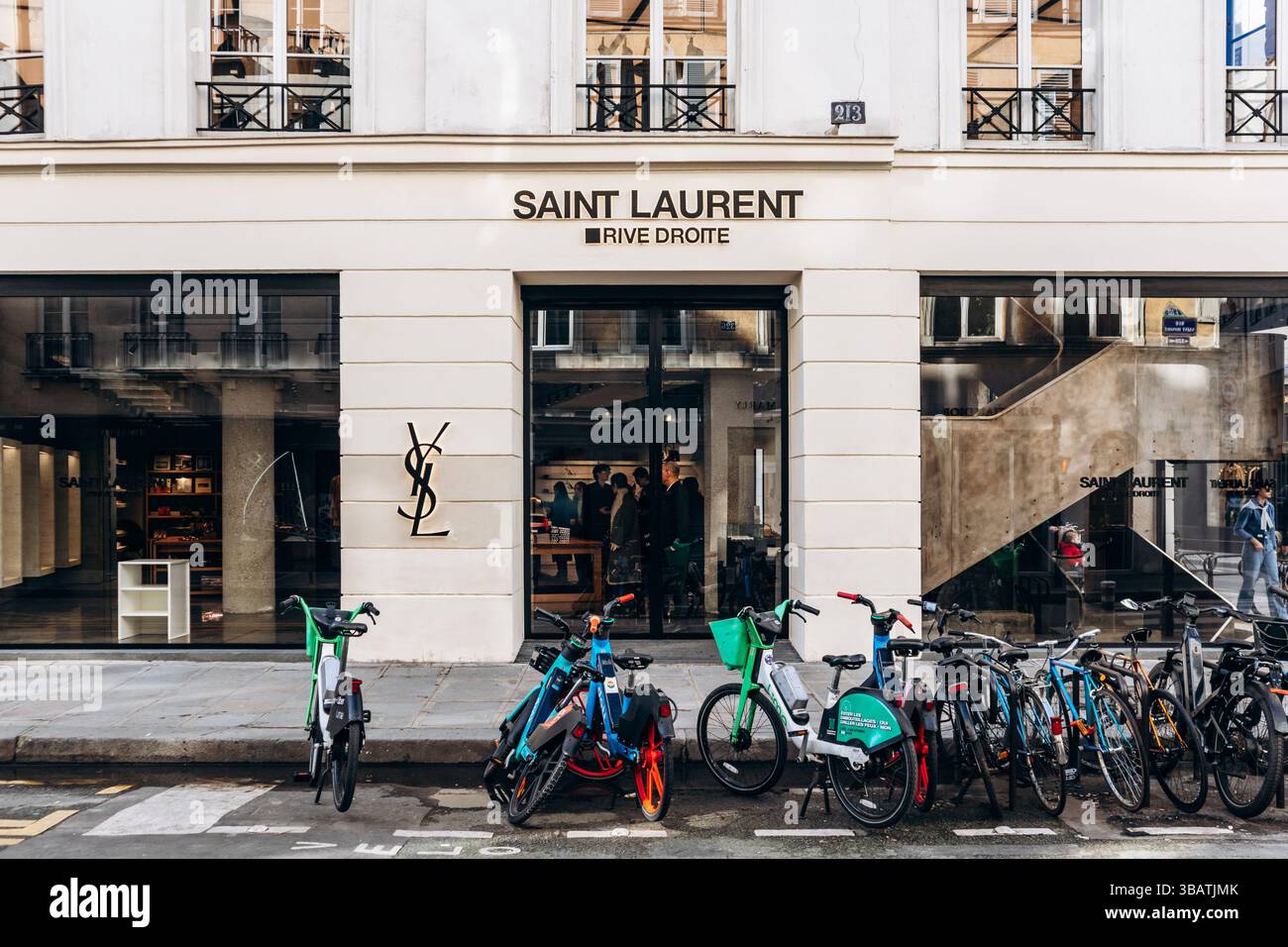 Ysl logo hi-res stock photography and images - Alamy