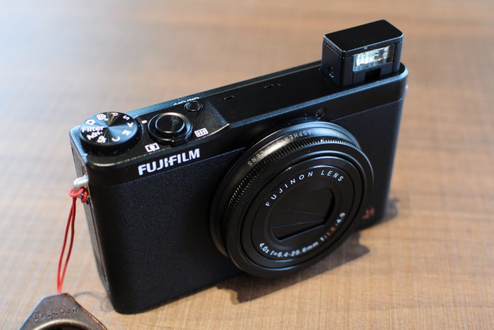 金属ボディな大人のコンデジ『FUJIFILM XQ1』外観レビュー – カメラ