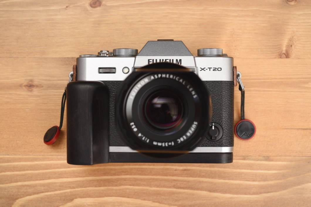 X-T20/X-T30のグリップ問題を大きく改善！SHINE AWAYのウッドグリップ