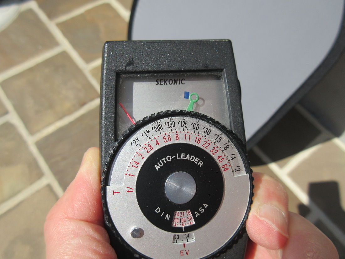 前回に続き、複数の中古単独露出計と、複数の中古フィルム一眼レフの