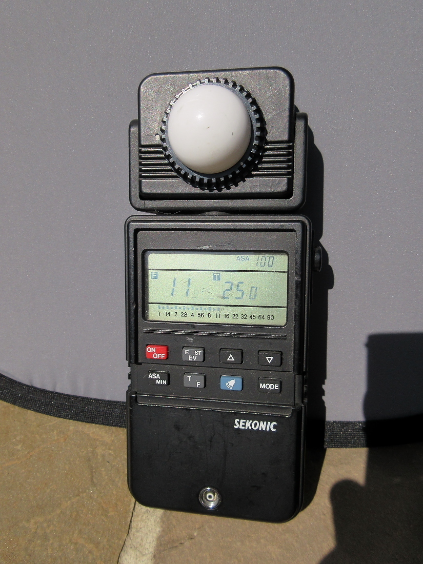 前回に続き、複数の中古単独露出計と、複数の中古フィルム一眼レフの
