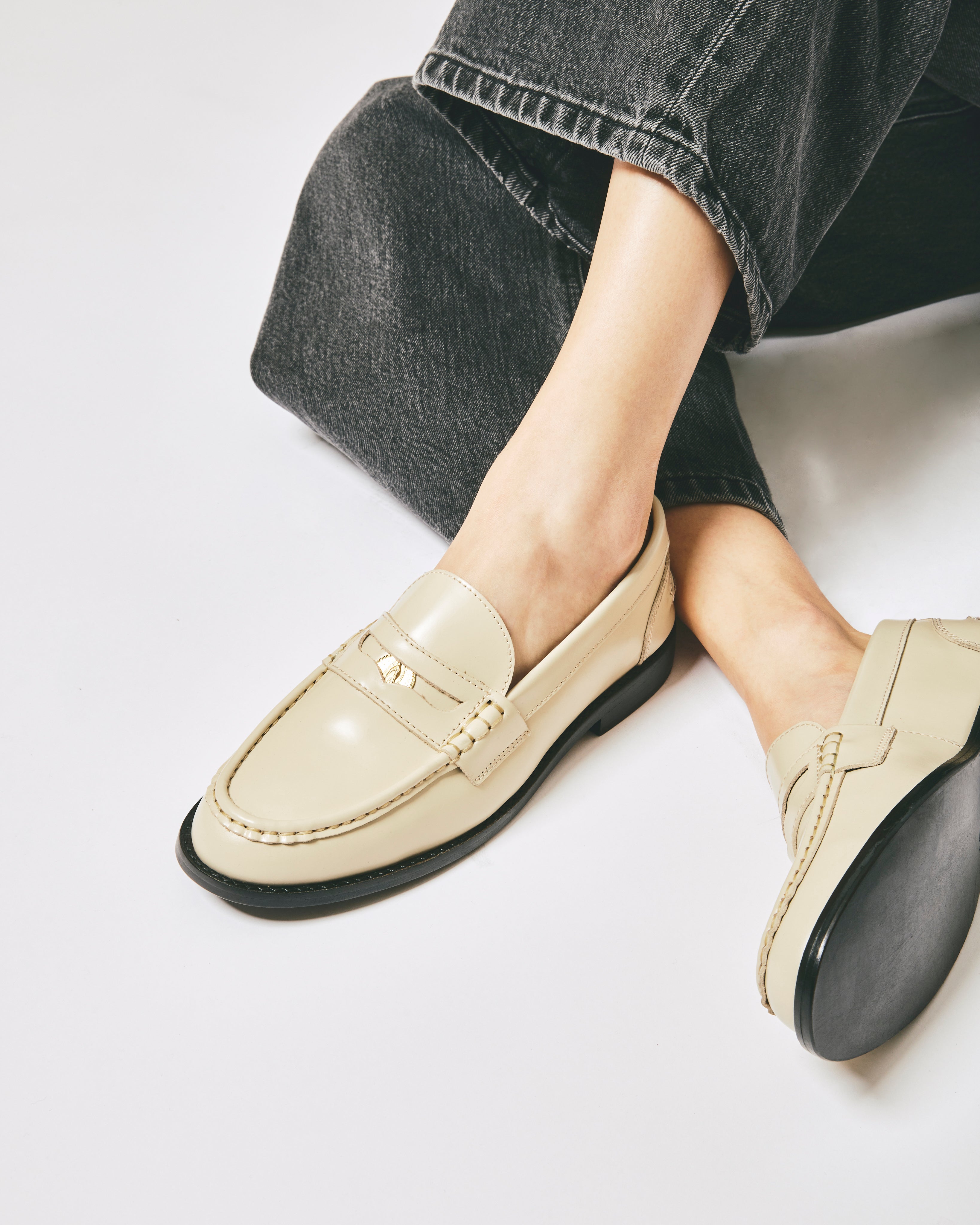ALMOND TOE PENNY LOAFERS BLACK – caminando.jp