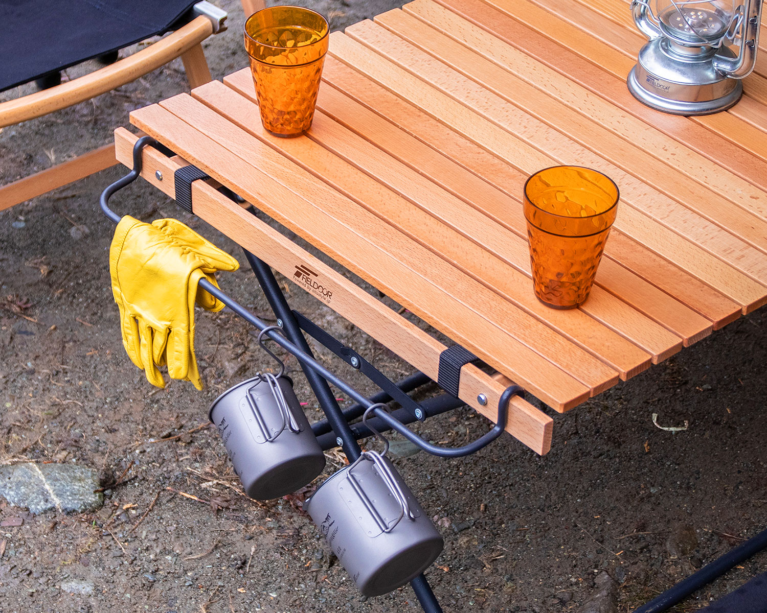 フィールドアからハンガー付きの「ウッドロールトップテーブル