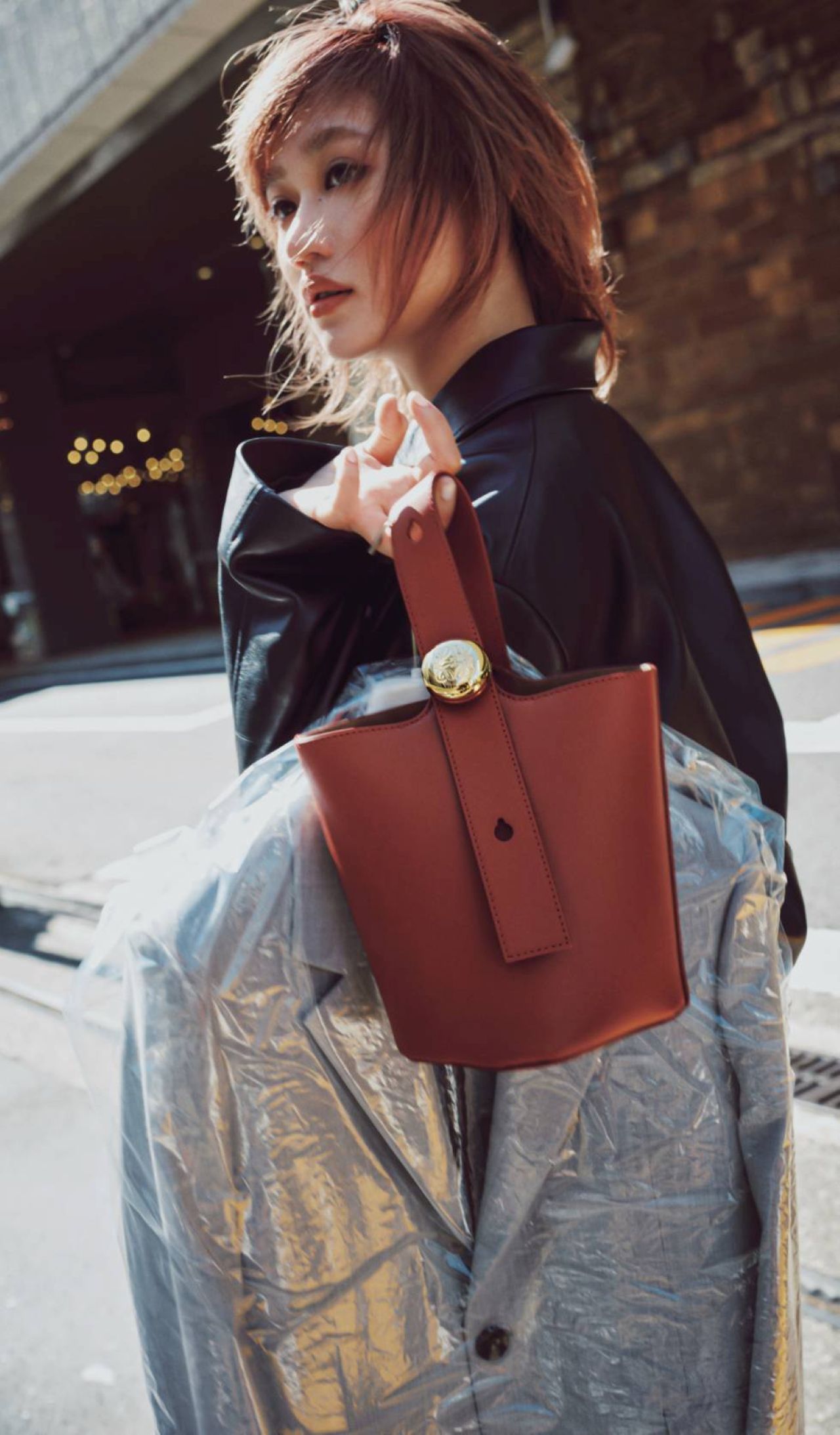 ロエベ】大注目「バケツ型バッグ」が日常コーデを格上げ！ローファーも