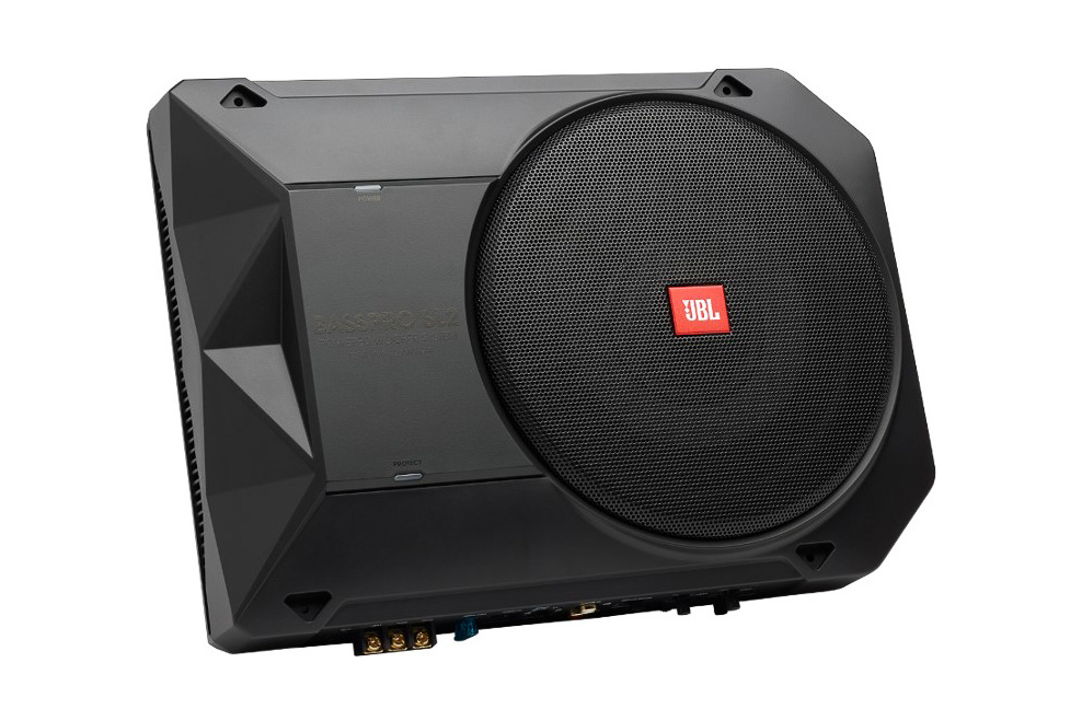 JBL、フロントシート下に置ける省スペース設計サブウーファー「BASSPRO