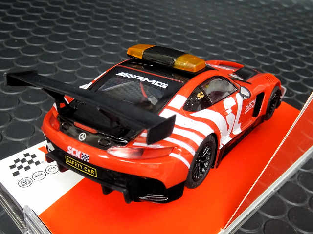 SCX 1/32 ｽﾛｯﾄｶｰ U10459 ◇ Mercedes-AMG GT3 Safety Car. ライト点灯