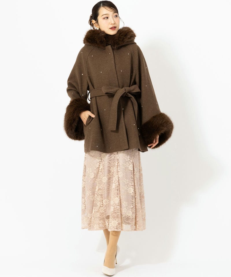 Chico チコ ビジュー付きファー襟ケープコート ブラウン系 | 結婚式