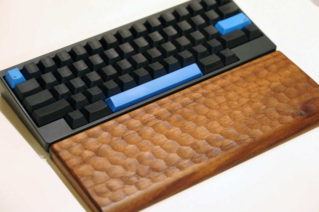 使い込むほどに味がでる松葉製作所の「HHKB専用 亀甲名栗（きっこう