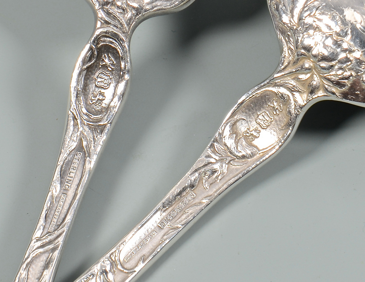 Lot 39: Reed & Barton Les Cinq Fleurs Sterling Flatware, 1 | Case