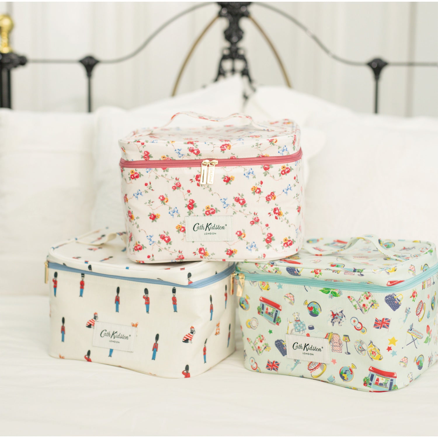 バニティーポーチ Bows&Rose | Cath Kidston 日本公式オンラインストア