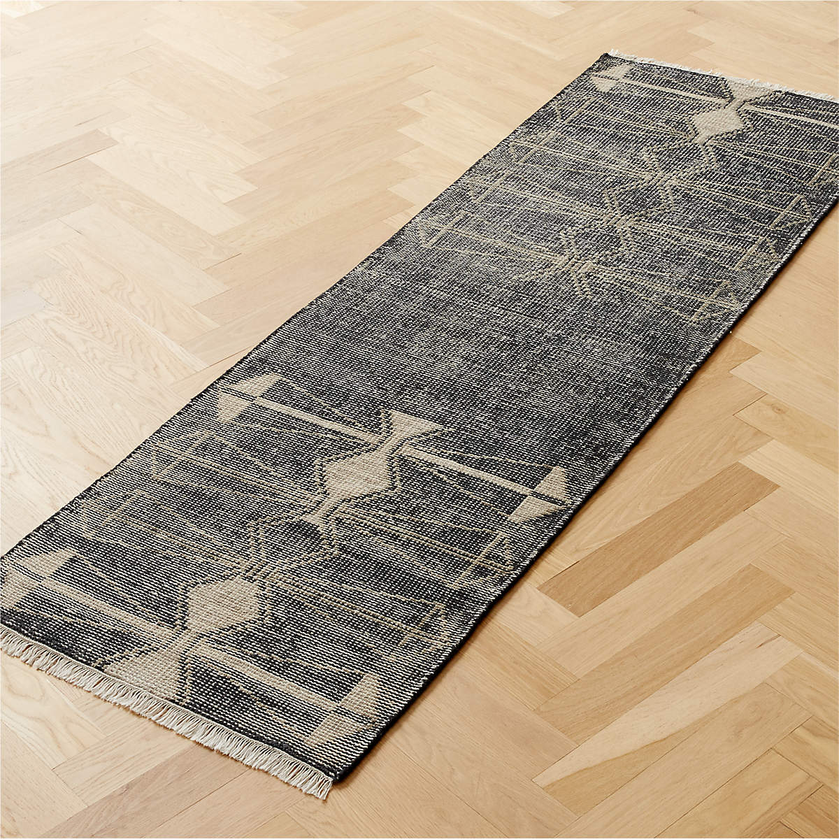 Luma Hand-Knotted Black New Zealand Wool Runner Rug 2.5'x8' by