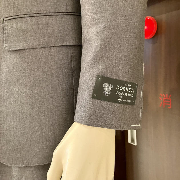 招きン』~ベージュ&グレーに合うピンク~｜ビームス ハウス メン 神戸