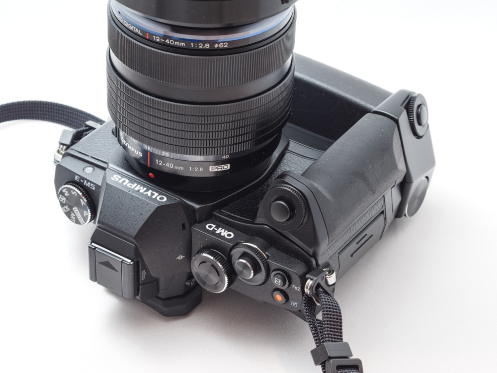 E-M5にパワーバッテリーホルダーを付けてみた - I AM A DOG