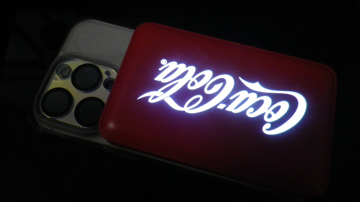 コカ・コーラ ロゴが光るワイヤレスモバイルバッテリー(MagSafe対応