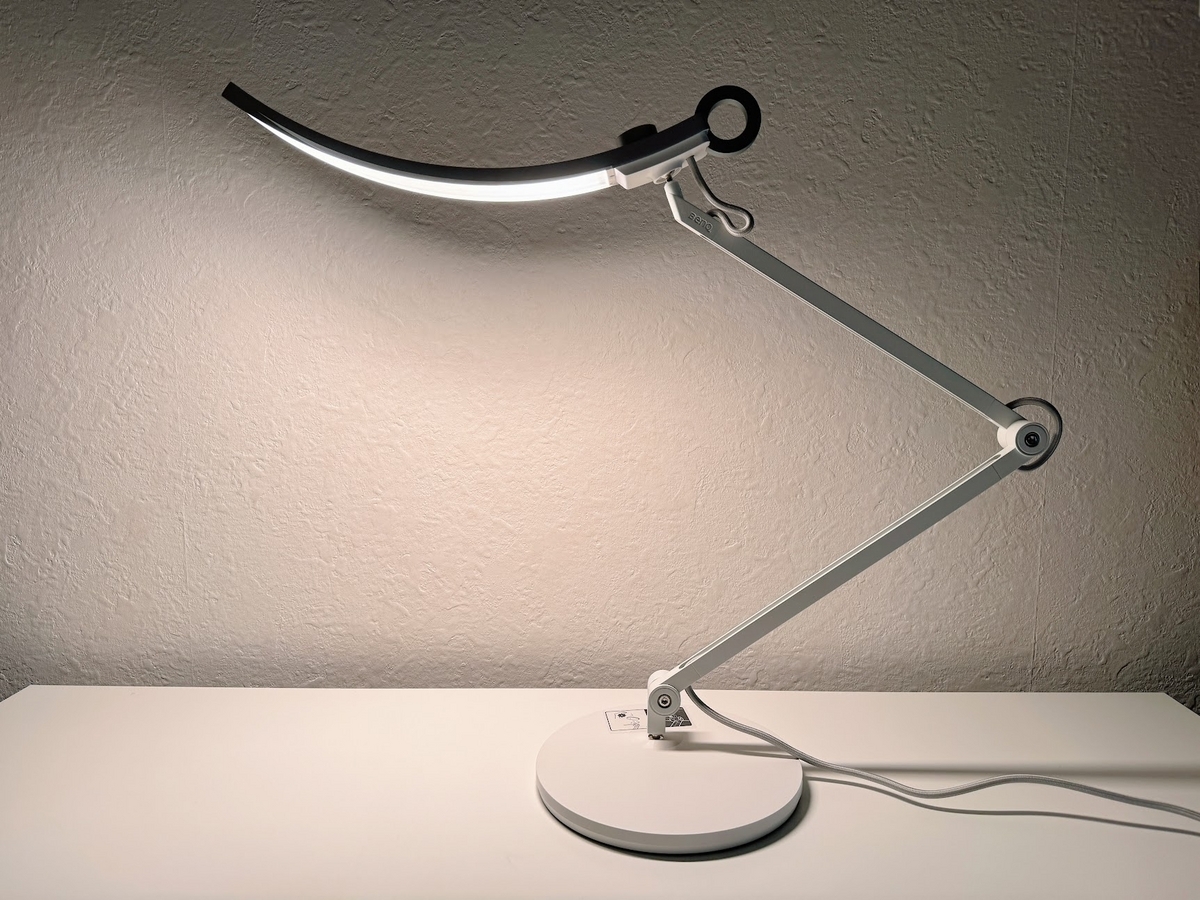 BenQ Wit デスクライトを購入しました。 カーブ型のデザインだけでなく