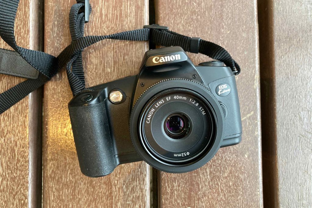 フィルムカメラのCanon New EOS KissとEF40mm f2.8 STMで三陽メディア