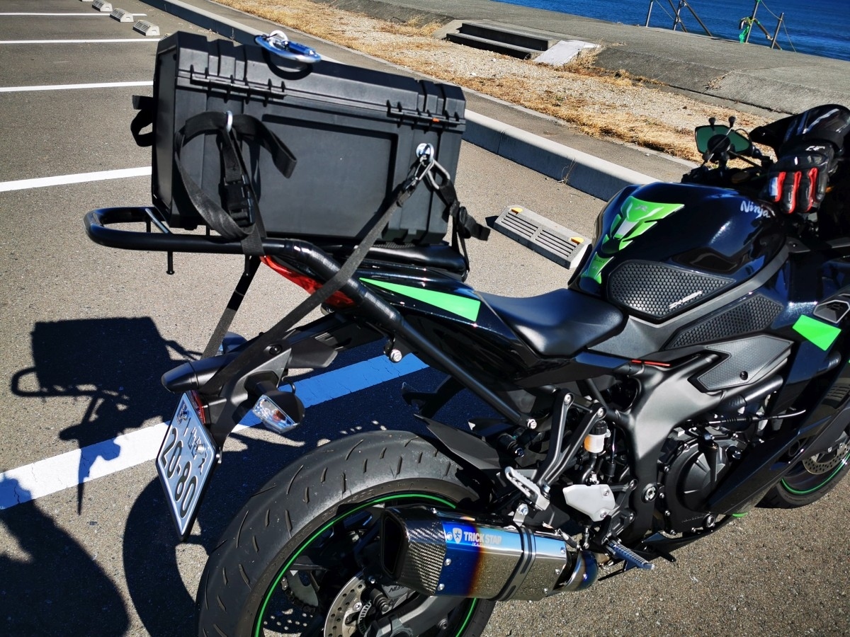 ZX-25Rにエンデュランスのリアキャリア付けるおじさん - クッソ汚い