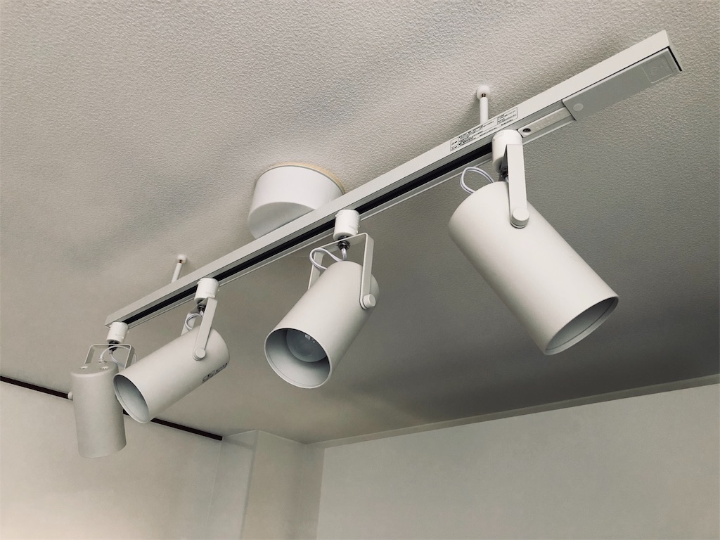 無印良品のスポットライトでキッチンを照らす。 - LIVE MY LIFE BE FREE!