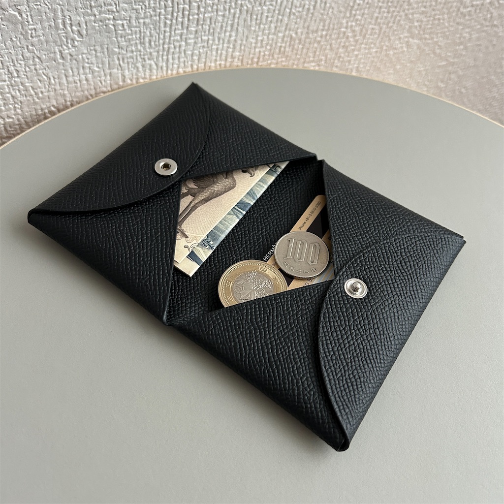 エルメスのカードケース「カルヴィ」を、財布として使っています