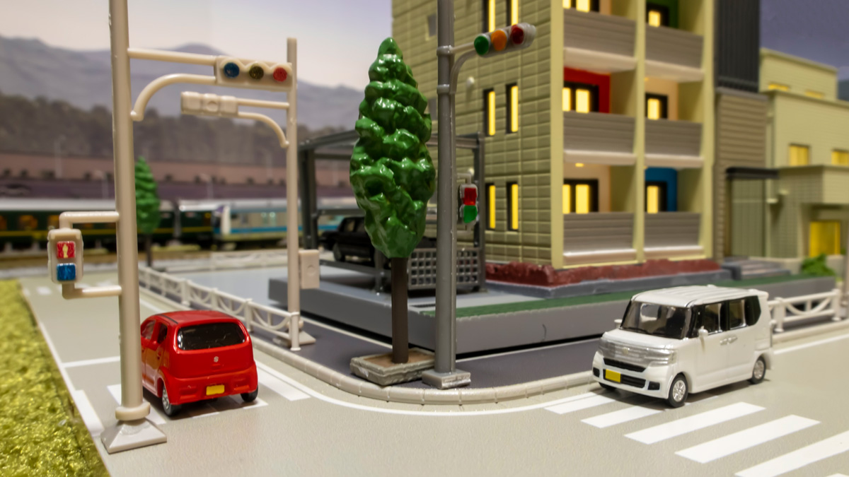 Nゲージの街並みに信号機と街路樹を配置して情景をリアルに。 - かわ
