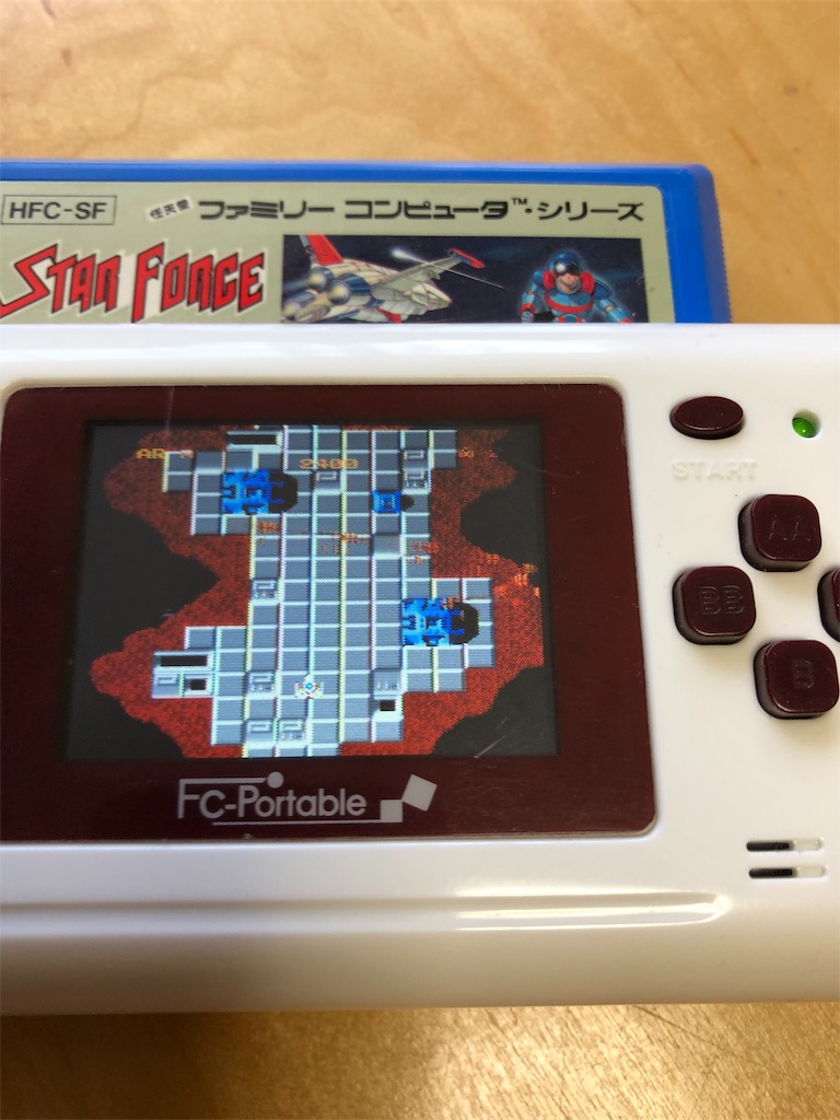 ファミコン互換機 FC-portableって何気にいいですよね^ ^ カセットを