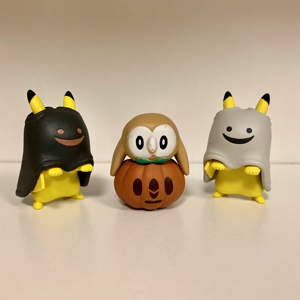 仮装した ピカチュウ・モクロー・ミミッキュ の ハッピーハロウィン