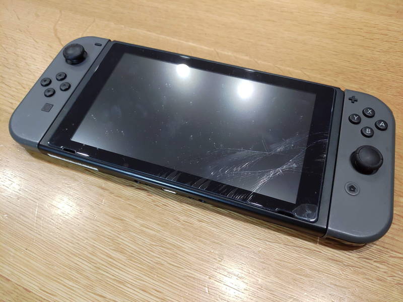 任天堂Switchを落としてしまい画面にひび割れが入ってしまったので修理