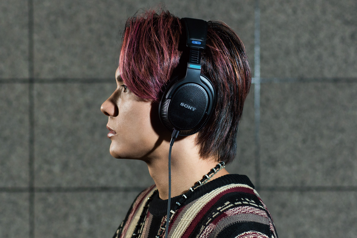 KSUKE × ソニー MDR-MV1 〜プロの仕事にフォーカスした「背面開放型