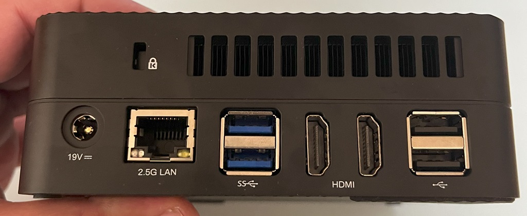 最近はやりのミニPCを買ってみた。ちっちゃくても速くて静か