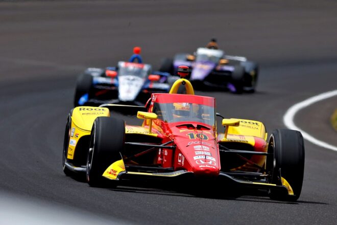 インディ500の走行がスタート。連覇狙うチーム・ペンスキー勢が