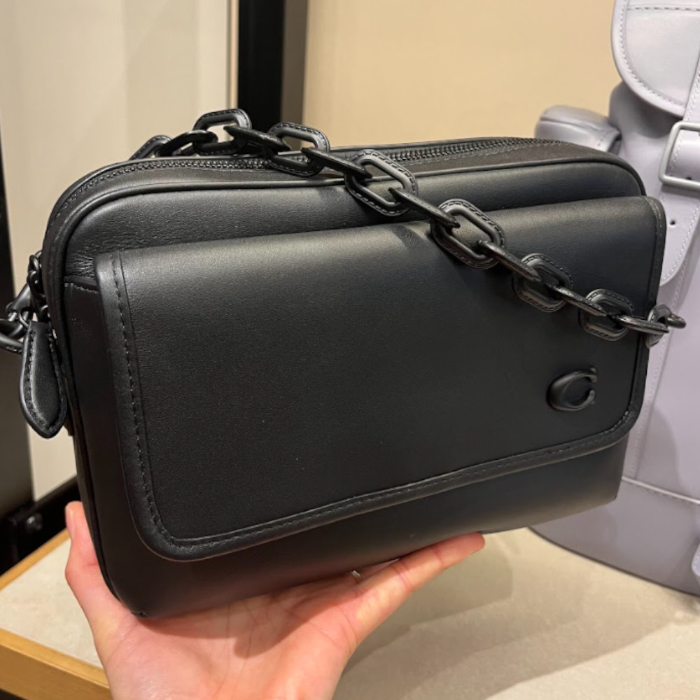 シンプルで素敵【Coach】チャーター フラップ クロスボディ24 (Coach