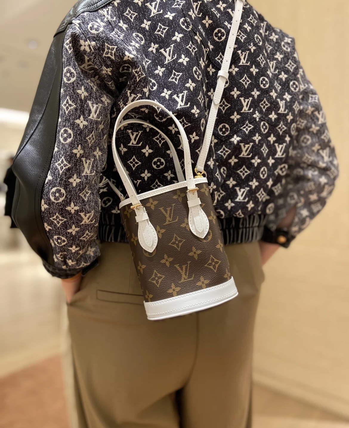物が出し入れしやすいバケット型 Louis Vuitton ナノ・バケット (Louis
