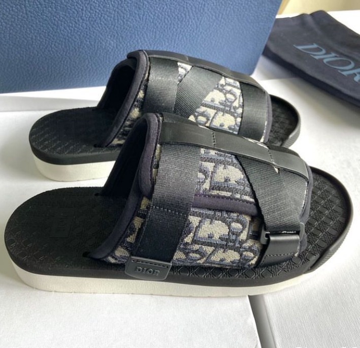 安心・安全・速達の国内配送♪】☆ディオール☆メンズサンダル (Dior